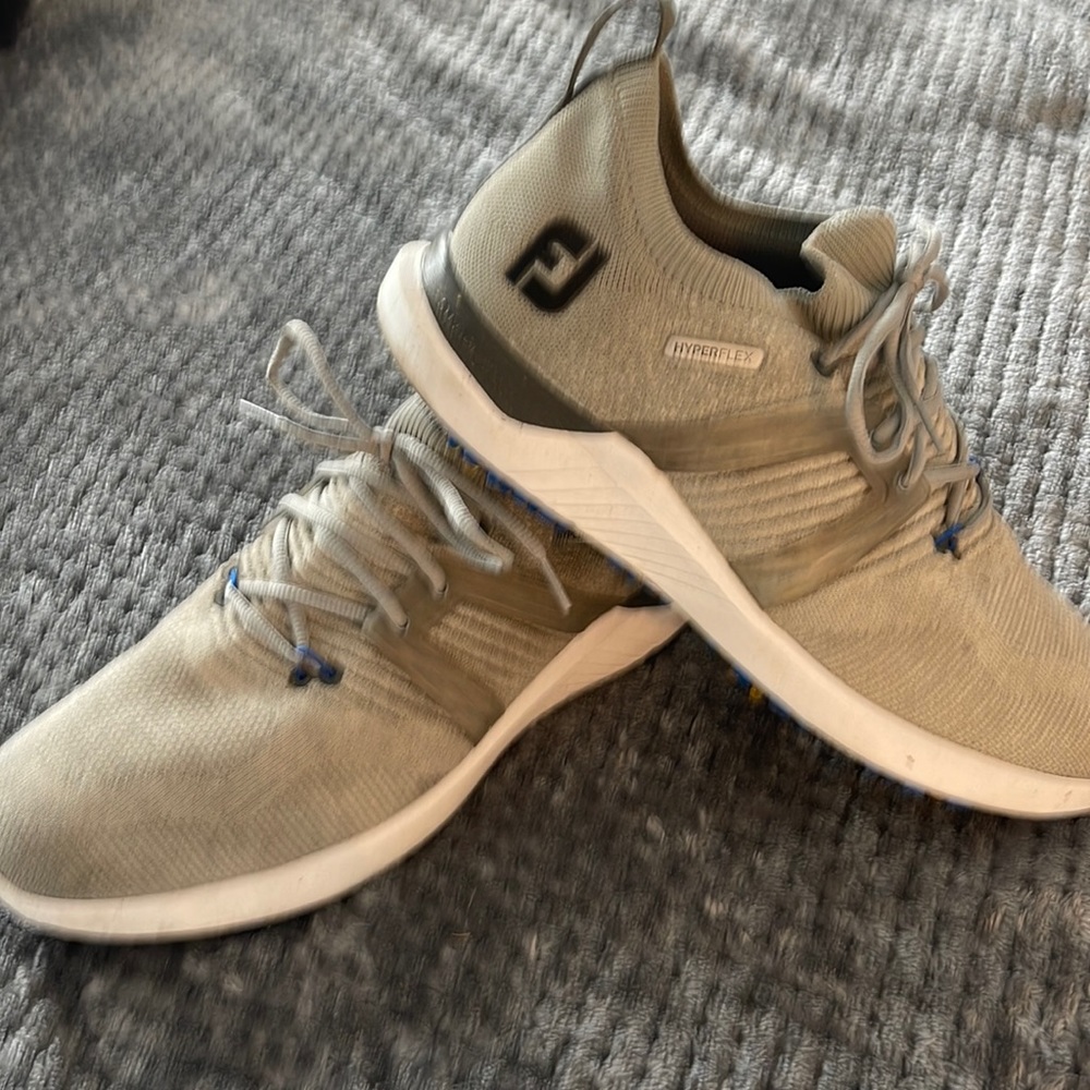 Men’s size 11 1/2 Footjoy golf shoes.